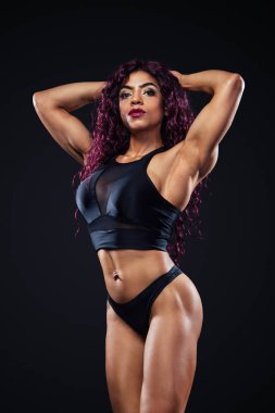 Sporty ışıklı siyah arka plan üzerinde egzersiz halter yapar fitness ile kadın, atlet, Mısır ve Müslüman uygun.