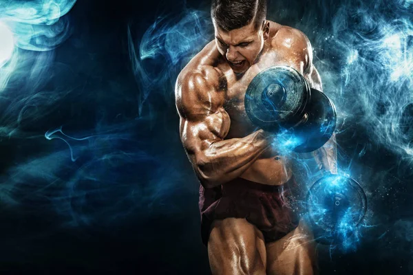 残忍な強い筋肉ボディービルダー アスレチック男は黒い背景にダンベルで筋肉をポンピングします。ワークアウトのボディービルのコンセプトです。スポーツ栄養の広告のためのスペースをコピーします。. — ストック写真