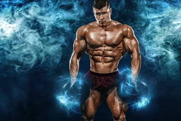 Brutal fuerte musculoso culturista atlético hombre bombeando los músculos con mancuerna sobre fondo negro. Concepto de culturismo de entrenamiento. Espacio de copia para anuncios de nutrición deportiva . — Foto de Stock