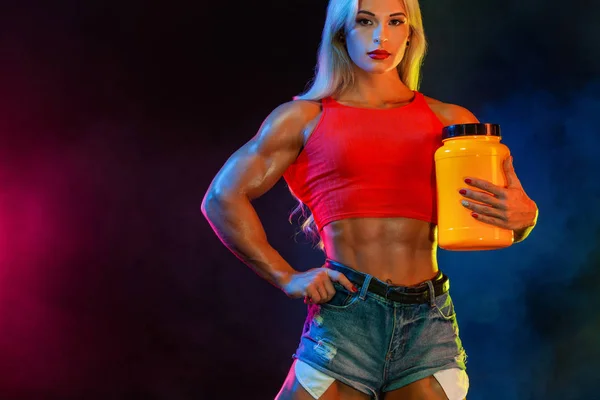 Athletische junge Frau Bodybuilderin auf Steroide wissen, wie oft man eine Mogelpackung essen kann — Stockfoto
