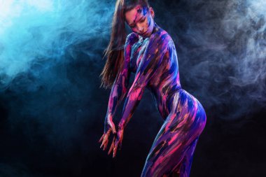 Genç kadın farklı renklerde boyanmış. Müzik ilham dansa. Vücut sanatı renkli. Sanat moda makyaj ile muhteşem bir kadın.