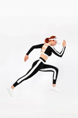 Güçlü atletik kadın sprinter, setler giyen beyaz arka plan üzerinde çalışan. Fitness ve spor motivasyon. Runner kavramı kopya alanı ile.