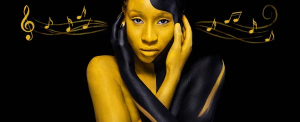 Sanat moda makyaj ile neşeli genç Afrikalı kadın. Siyah ve sarı makyaj ve notlar ile inanılmaz bir kadın. Vücut üzerinde renkli boya. — Stok fotoğraf