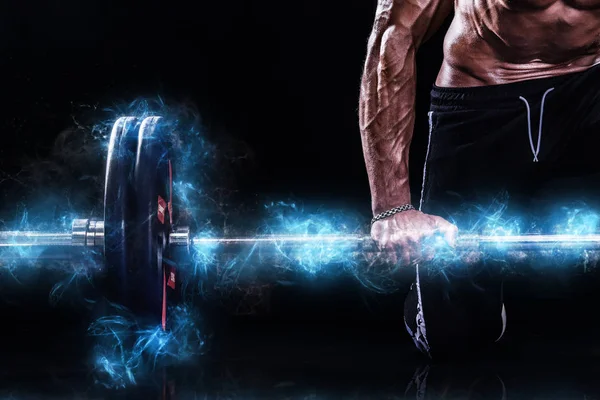 特写照片的强大的肌肉健美运动男子泵肌肉与杠铃在黑色的背景。锻炼能量健美的概念。体育营养广告的复制空间. — 图库照片