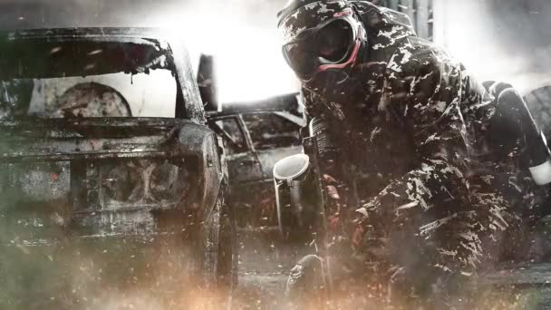 黒の背景に分離された武装マスク ペイント ボール兵士 広告コンセプト コピー スペース — ストック動画
