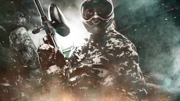 Schwer bewaffneter maskierter Paintball-Soldat mit postapokalyptischem Hintergrund. Schleife HD-Video von Paintball. — Stockvideo