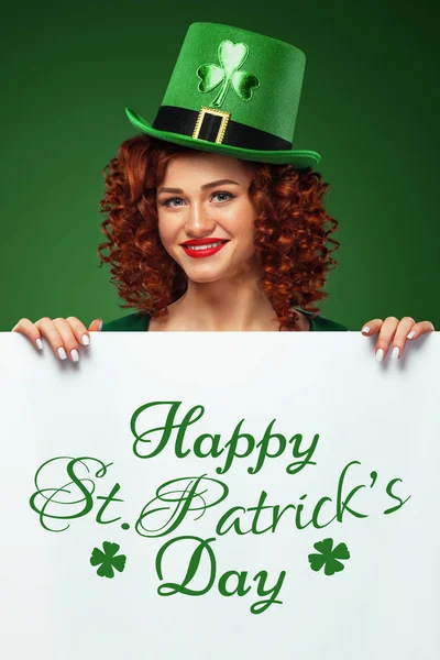 Saint Patricks Day. Jonge sexy Oktoberfest leprechaun, het dragen van hoed met klaver op groene achtergrond met banner voor kopie ruimte — Stockfoto