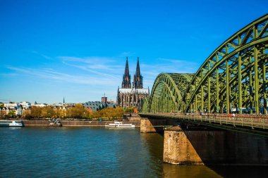 Köln Katedrali, Katolik Kilisesi ve Hohenzollern köprü. Foto kartpostal için