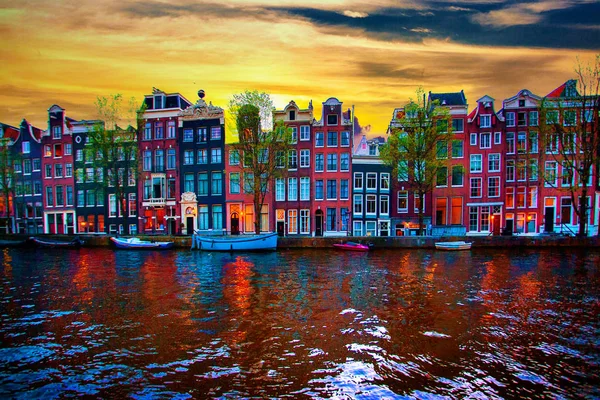 Amsterdamse gracht met typisch Nederlandse huizen op de zonsopgang, Holland, Nederland. — Stockfoto