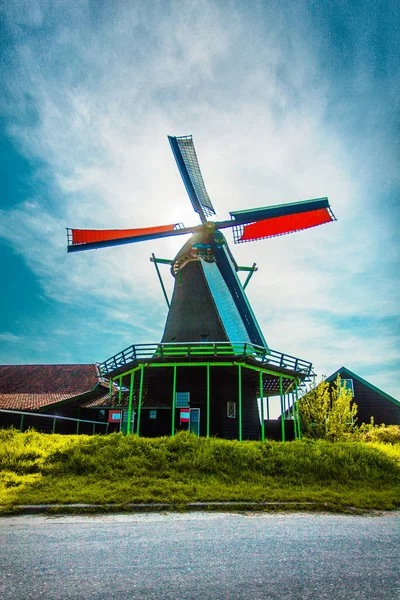 Vindmøller. Sommeren på Zaanse Schans. Autentisk dutch-landskap med gamle vindmøller. Nederland – stockfoto