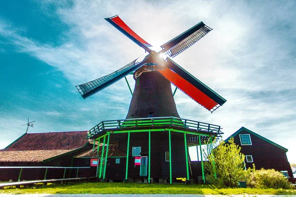 Vindmøller. Sommeren på Zaanse Schans. Autentisk dutch-landskap med gamle vindmøller. Nederland – stockfoto