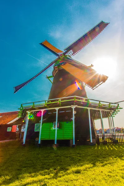 Vindmøller. Sommeren på Zaanse Schans. Autentisk dutch-landskap med gamle vindmøller. Nederland – stockfoto