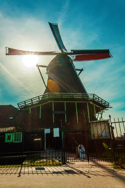 Vindmøller. Sommeren på Zaanse Schans. Autentisk dutch-landskap med gamle vindmøller. Nederland – stockfoto