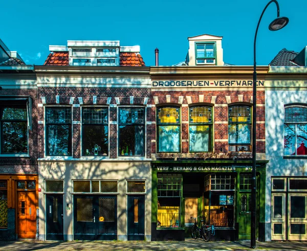 Dordrecht, Paesi Bassi - 22 aprile 2018: via Dordrecht sotto il sole primaverile, Paesi Bassi — Foto Stock