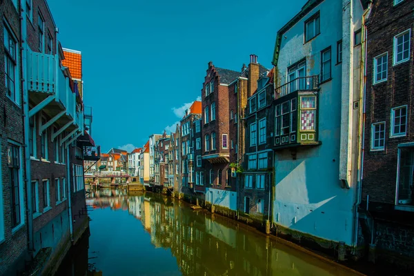 Dordrecht, Nederländerna - 22 April 2018: Dordrecht street i vårsolen, Nederländerna — Stockfoto