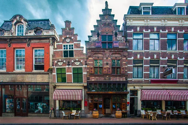 Dordrecht, Holanda - 22 de abril de 2018: Dordrecht street in the spring sun, Países Baixos — Fotografia de Stock