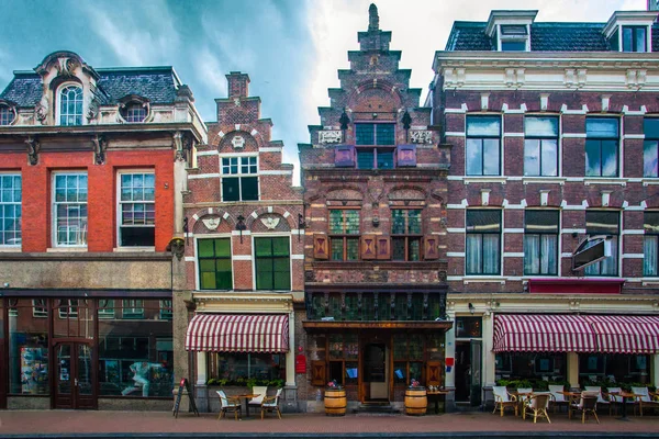 Dordrecht, Nederland - 22 April 2018: Dordrecht straat in de lente zon, Nederland — Stockfoto