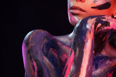 Genç kadın farklı renklerde boyanmış. Müzik ilham dansa. Vücut sanatı renkli. Sanat moda makyaj ve bodyart ile muhteşem bir kadın.
