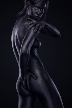 Sanat moda makyaj ile neşeli genç Afrikalı kadın. Siyah ve sarı boya makyaj ile muhteşem bir kadın