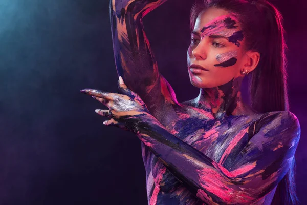 Νεαρή γυναίκα βαμμένο σε διάφορα χρώματα. Εμπνευσμένο χορός μουσική. Πολύχρωμα τέχνης σώματος. Μια καταπληκτική γυναίκα με την τέχνη της μόδας μακιγιάζ και bodyart. — Φωτογραφία Αρχείου