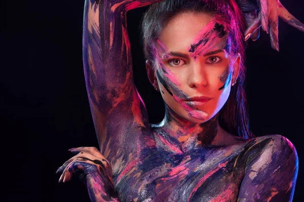 Jovem pintou cores diferentes. Dança inspirada à música. Arte corporal colorida. Uma mulher incrível com maquiagem de moda de arte e bodyart . — Fotografia de Stock