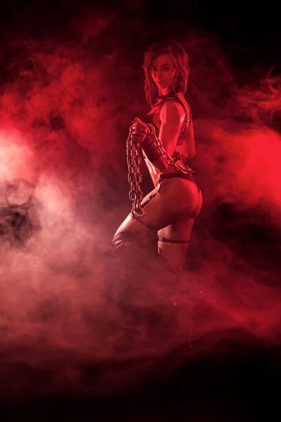 Prowokacja zmysłowy sexy kobieta z łańcuchami na czarnym tle. Koncepcja BDSM — Zdjęcie stockowe