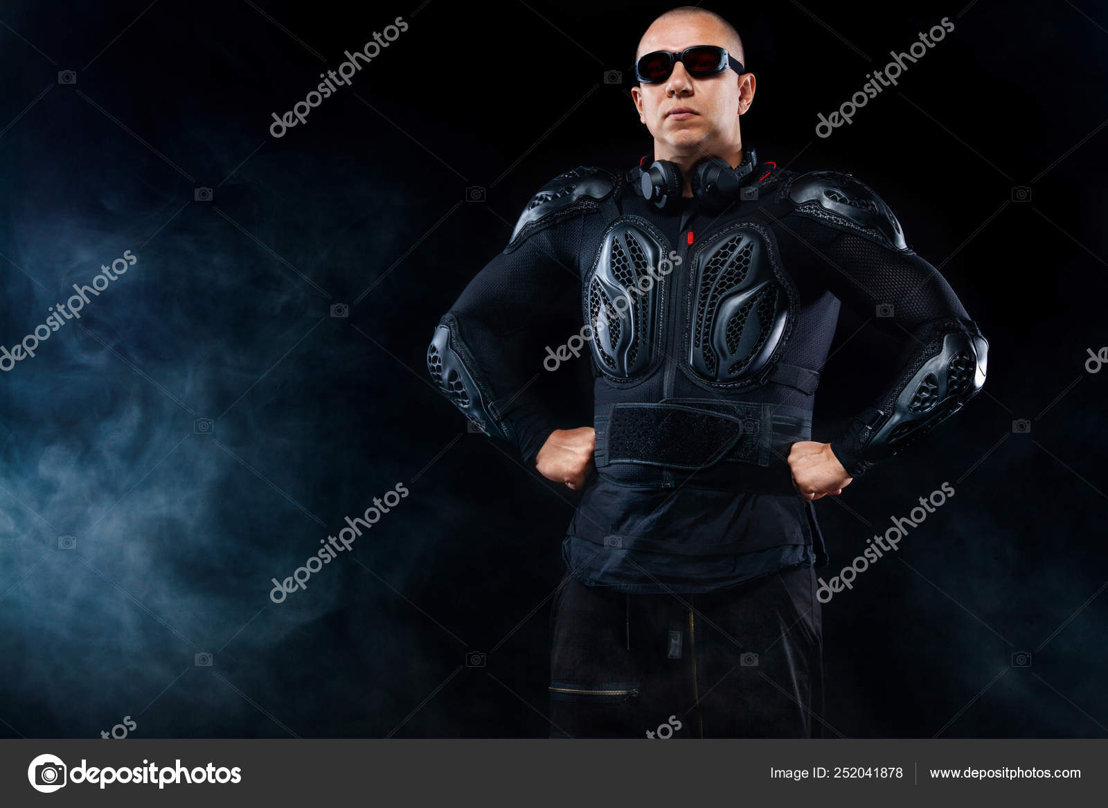 Dj De Moda Y El Motorista En Auriculares Y Gafas De Sol Chaqueta