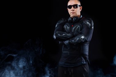 Moda Dj ve motorcu kulaklık ve güneş gözlüğü, siyah deri ceket, deri pantolon, gece rahat kıyafet şık güzel adam.