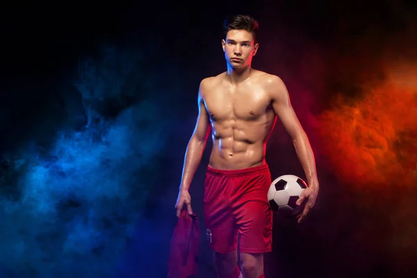 Adolescent - joueur de football. Garçon en vêtements de sport de football après le match avec le ballon. Concept sportif . — Photo