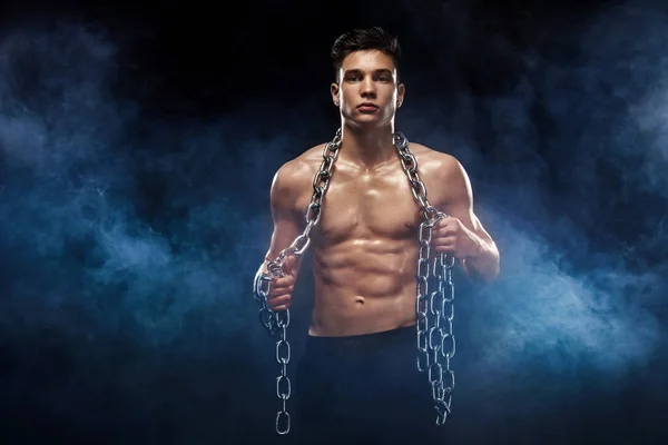 Männer Sportler im Teenageralter. Porträt eines brutalen Jungen mit Ketten. Sportler Bodybuilder auf schwarzem Hintergrund. — Stockfoto
