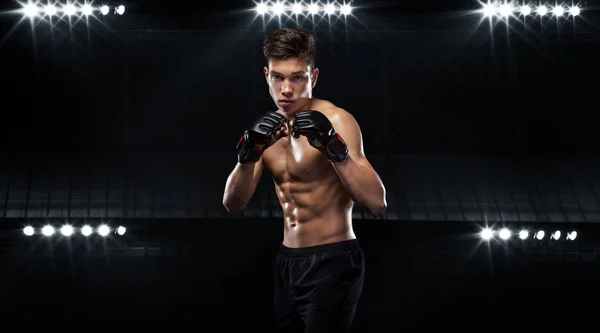 Boxeador adolescente deportista luchando sobre fondo negro con sombra. Copiar espacio. Boxeo concepto de deporte . — Foto de Stock