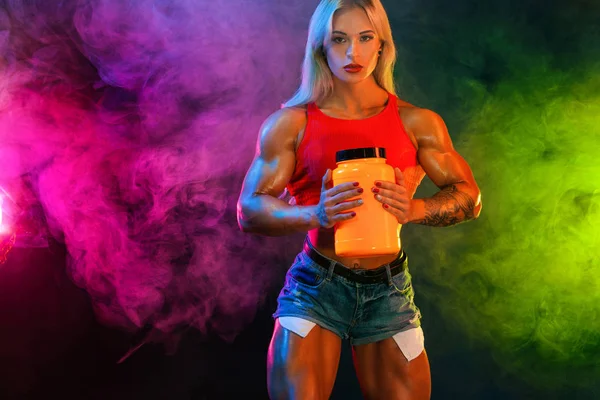 Russische Bodybuilderin auf Steroide wissen, wie oft man eine Mogelpackung essen kann — Stockfoto