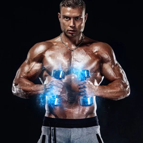 Gespierde fitness sport man, atlete met halter in de fitnessruimte. Energie en kracht. — Stockfoto