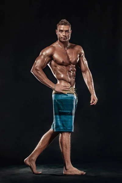 現場にボディービル大会。男スポーツマン体型と運動選手。ライトと黒の背景. — ストック写真