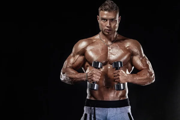 Homem de esportes de fitness muscular, atleta com haltere no ginásio de fitness. Energia e energia . — Fotografia de Stock