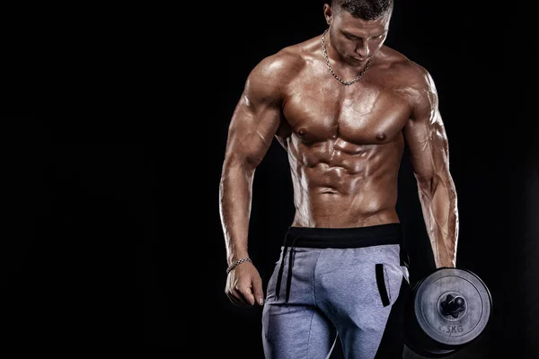 Homem de esportes de fitness muscular, atleta com haltere no ginásio de fitness. Energia e energia . — Fotografia de Stock