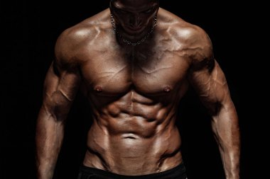 Vücut geliştirme yarışmalar sahnede. Erkek sporcular fiziksel ve atlet. Siyah arka plan.