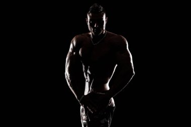 Vücut geliştirme yarışmalar sahnede. Erkek sporcular fiziksel ve atlet. Siyah arka plan.