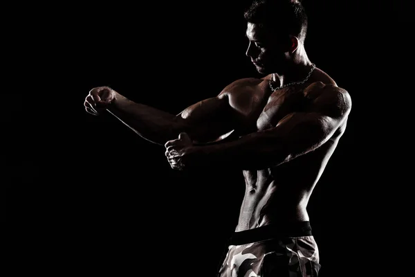 Διαγωνισμούς bodybuilding στη σκηνή. Άντρας αθλητές σωματική διάπλαση και αθλητή. Μαύρο φόντο. — Φωτογραφία Αρχείου