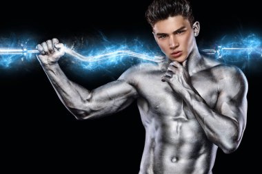Acımasız güçlü kas vücut geliştirmeci atletik erkek siyah arka plan üzerinde halter ile kasları kadar pompalama. Egzersiz vücut geliştirme kavramı. Spor beslenme reklamlar için kopya alanı.