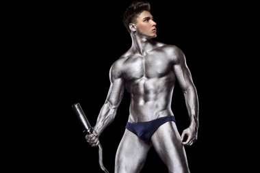 Acımasız güçlü kas vücut geliştirmeci atletik erkek siyah arka plan üzerinde halter ile kasları kadar pompalama. Egzersiz vücut geliştirme kavramı. Spor beslenme reklamlar için kopya alanı.