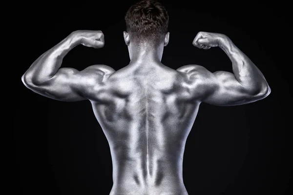 Жорстокий сильний м'язовий культурист спортивний чоловік накачує м'язи на чорному тлі. Тренувальна концепція бодібілдингу. Копіювати простір для реклами спортивного харчування . — стокове фото
