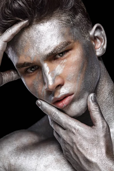 Moda piękny portret człowieka z srebrny sztuka twarz ultrafioletowe i. — Zdjęcie stockowe