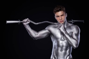 Acımasız güçlü kas vücut geliştirmeci atletik erkek siyah arka plan üzerinde halter ile kasları kadar pompalama. Egzersiz vücut geliştirme kavramı. Spor beslenme reklamlar için kopya alanı.