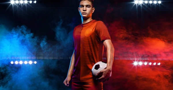 青少年 - 足球运动员。男子在足球运动服后与球。体育概念. — 图库照片