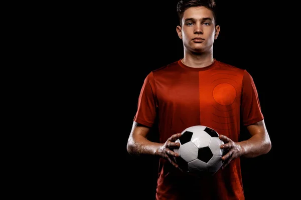 Teenager - Fußballer. Junge in Fußballsportbekleidung nach einem Spiel mit Ball. Sportkonzept. — Stockfoto