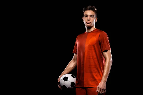 青少年-足球运动员。赛后足球运动服男孩带球。运动理念. — 图库照片