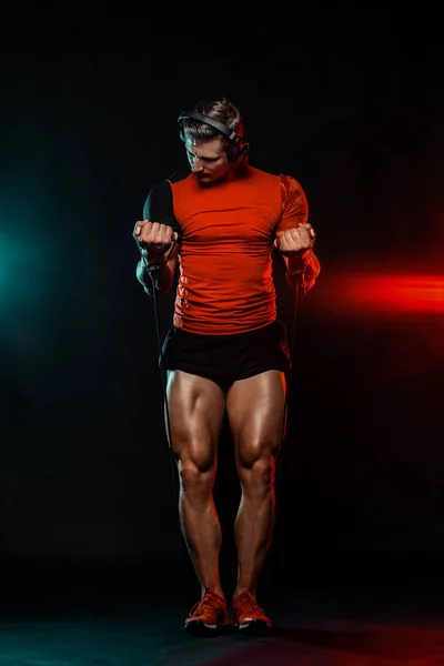 筋肉フィットネススポーツマン、フィットネスジムでエキスパンダーとアレット。エネルギーと電力. — ストック写真