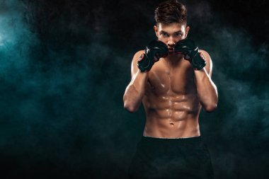 Sporcu genç boksör siyah arka plan gölge ile mücadele. Uzay kopyalayın. Boks spor kavramı.