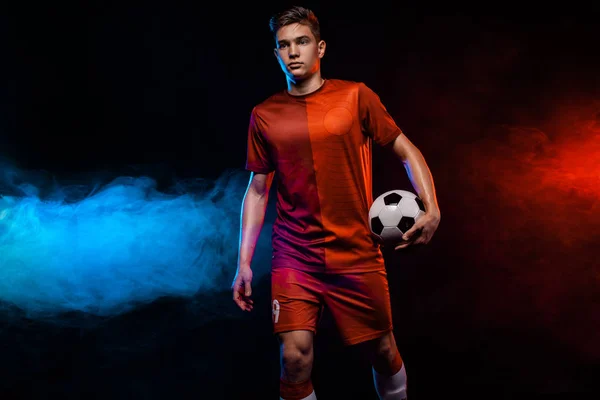 Teenager - Fußballer. Junge in Fußballsportbekleidung nach einem Spiel mit Ball. Sportkonzept. — Stockfoto